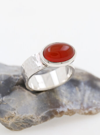 New Creations: Handgeschmiedeter Ring aus 925er Silber und Carneol New Creations: Handgeschmiedeter Ring aus 925er Silber und Carneol