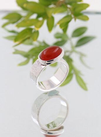 New Creations: Handgeschmiedeter Ring aus 925er Silber und Carneol New Creations: Handgeschmiedeter Ring aus 925er Silber und Carneol