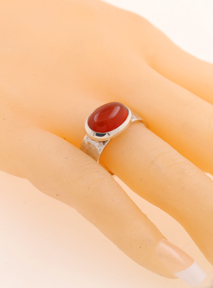 New Creations: Handgeschmiedeter Ring aus 925er Silber und Carneol New Creations: Handgeschmiedeter Ring aus 925er Silber und Carneol