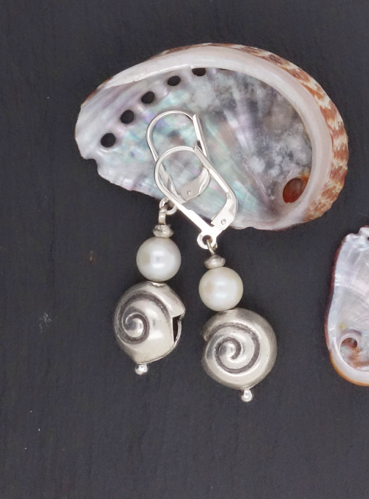Ohrringe aus Perle und Silberschnecken