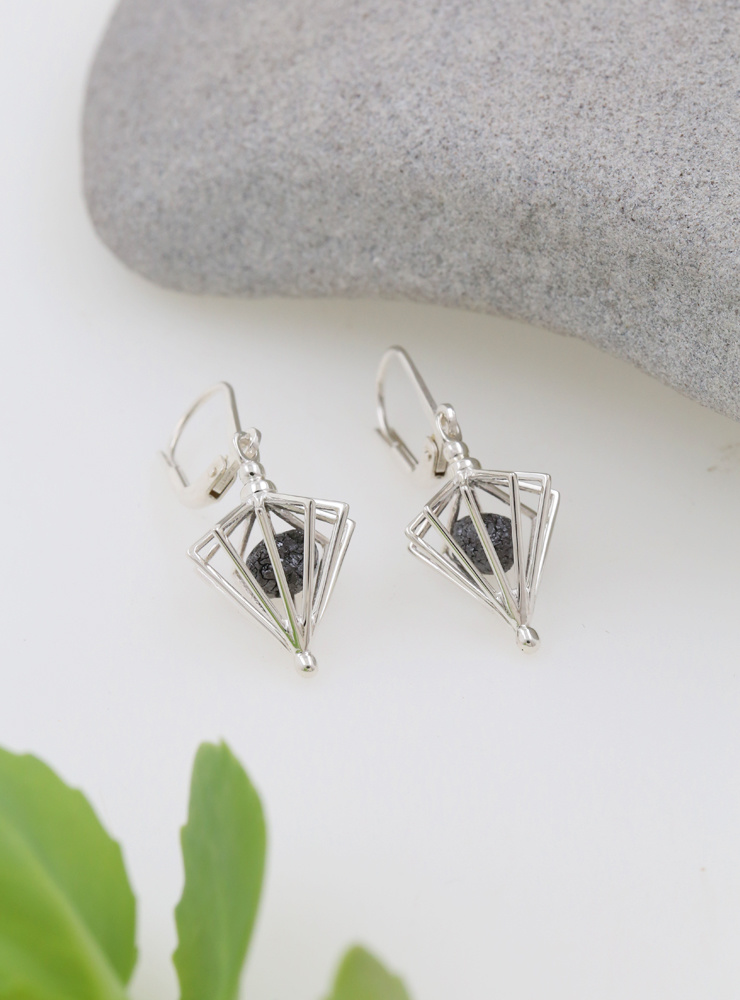 Phiole: Ohrringe  aus 925er Silber und schwarzen Rohdiamanten