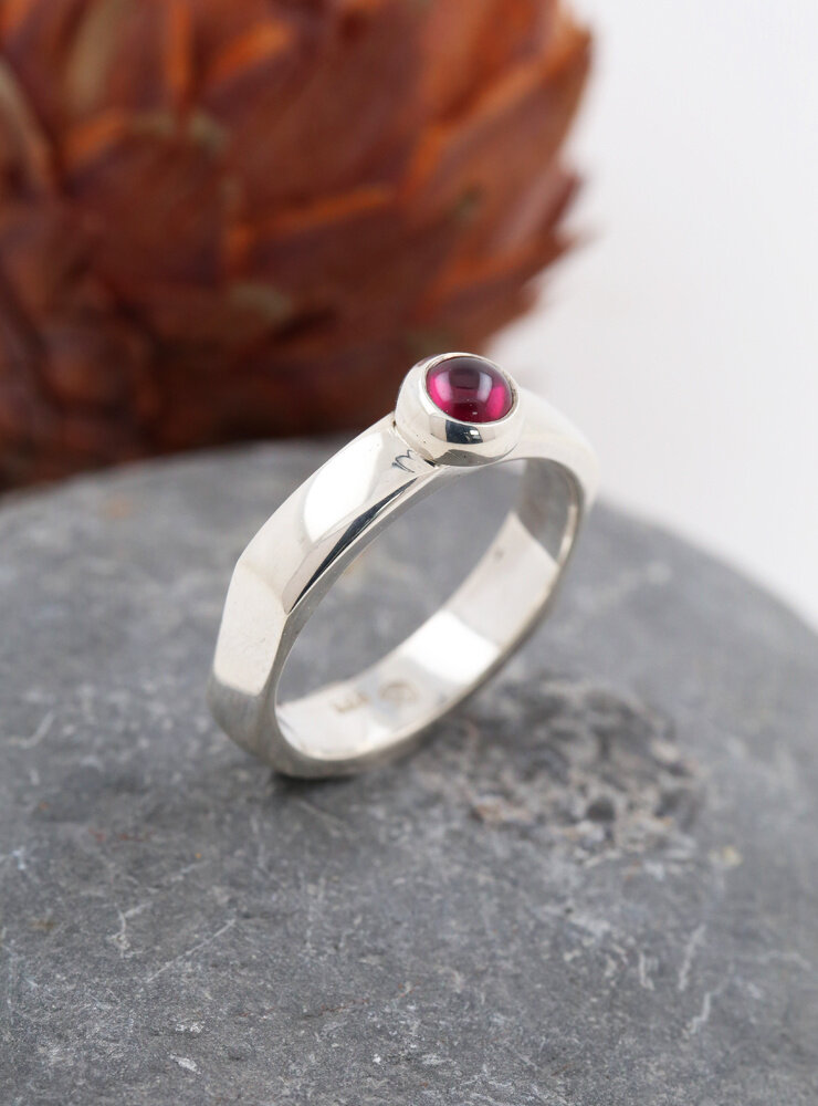 Modern Times: Handgefertigter Ring aus 925er Silber und Granat