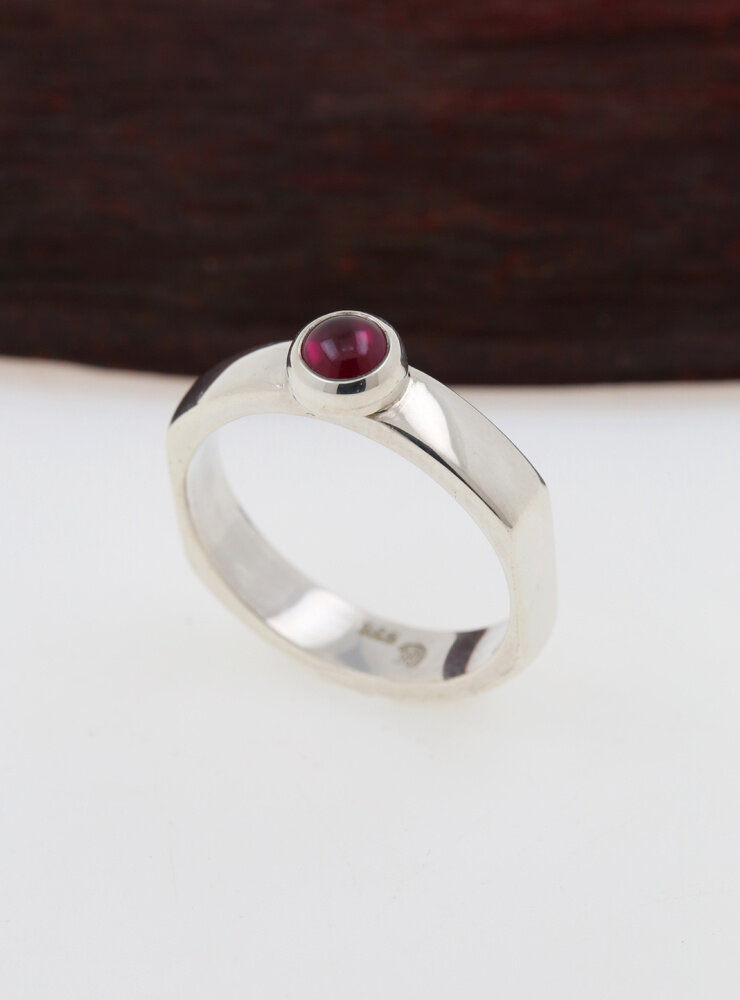 Modern Times: Handgefertigter Ring aus 925er Silber und Granat