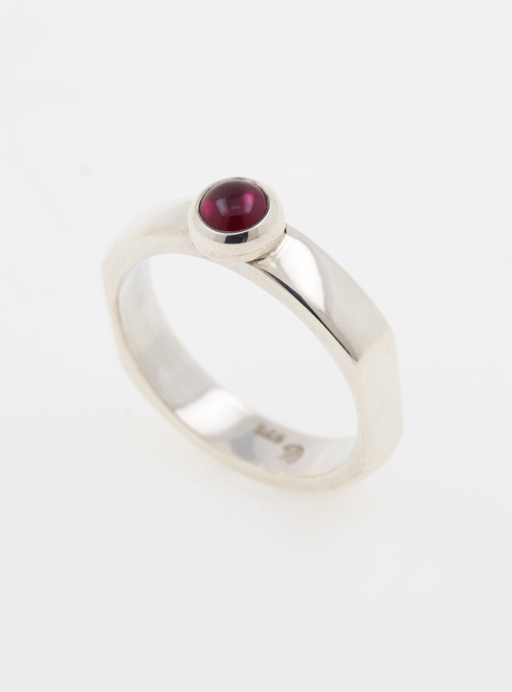 Modern Times: Handgefertigter Ring aus 925er Silber und Granat