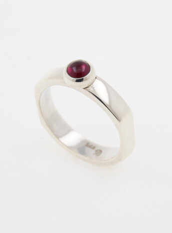 Modern Times: Handgefertigter Ring aus 925er Silber und Granat