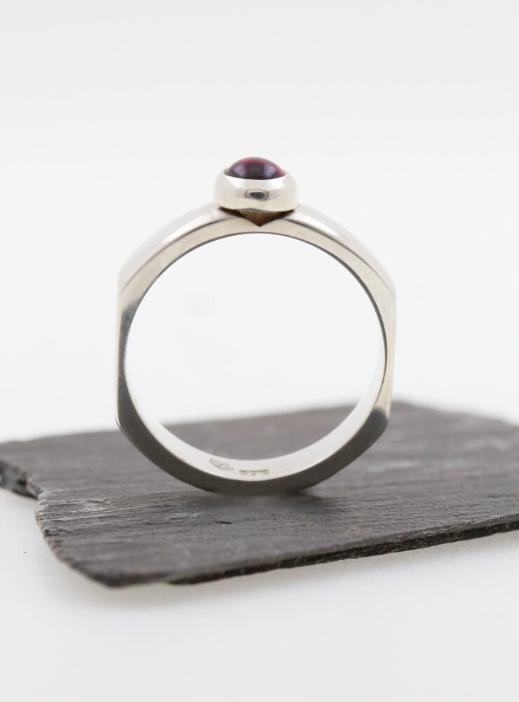 Modern Times: Handgefertigter Ring aus 925er Silber und Granat