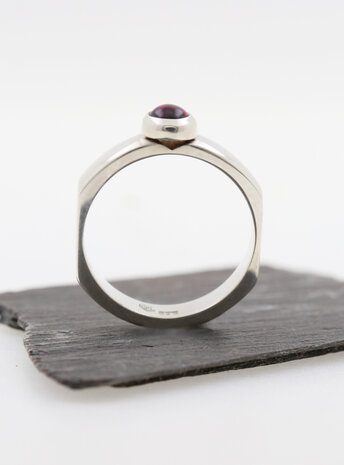 Modern Times: Handgefertigter Ring aus 925er Silber und Granat