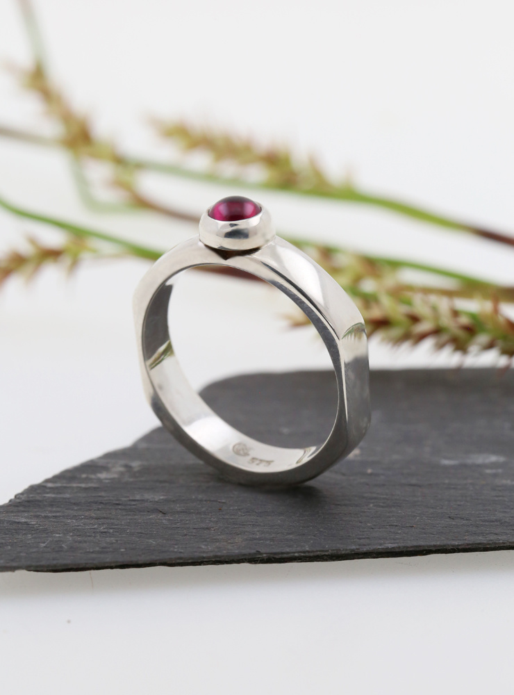 Modern Times: Handgefertigter Ring aus 925er Silber und Granat
