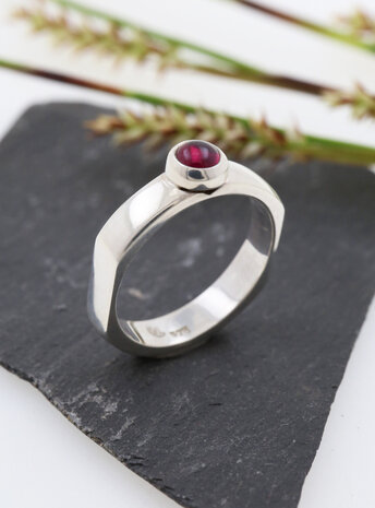 Modern Times: Handgefertigter Ring aus 925er Silber und Granat