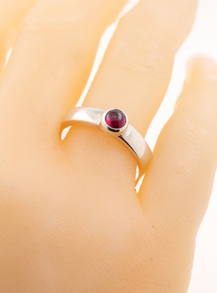Modern Times: Handgefertigter Ring aus 925er Silber und Granat
