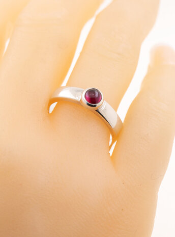 Modern Times: Handgefertigter Ring aus 925er Silber und Granat