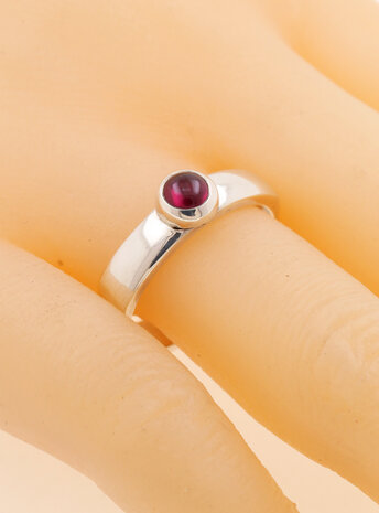 Modern Times: Handgefertigter Ring aus 925er Silber und Granat