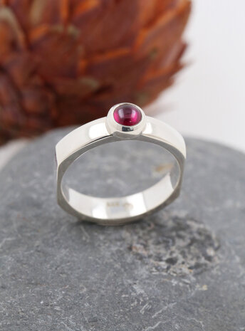 Modern Times: Handgefertigter Ring aus 925er Silber und Granat