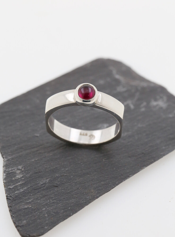 Modern Times: Handgefertigter Ring aus 925er Silber und Granat