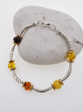 Armband aus Silberbögen, Messing und Bernstein Armband aus Silberbögen, Messing und Bernstein
