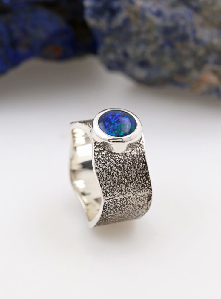 Giulia: Handgefertigter Ring aus 925er Silber und Opaltriplette Giulia: Handgefertigter Ring aus 925er Silber und Opaltriplette