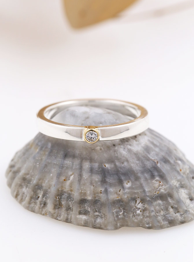 "Schmales Band": Ehering aus 925er Silber, 750er Gold und weißer Diamant