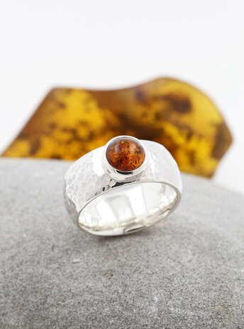 King Arthur: handgemachter Ring aus 925er Silber und Bernstein Cabochon King Arthur: handgemachter Ring aus 925er Silber und Bernstein Cabochon