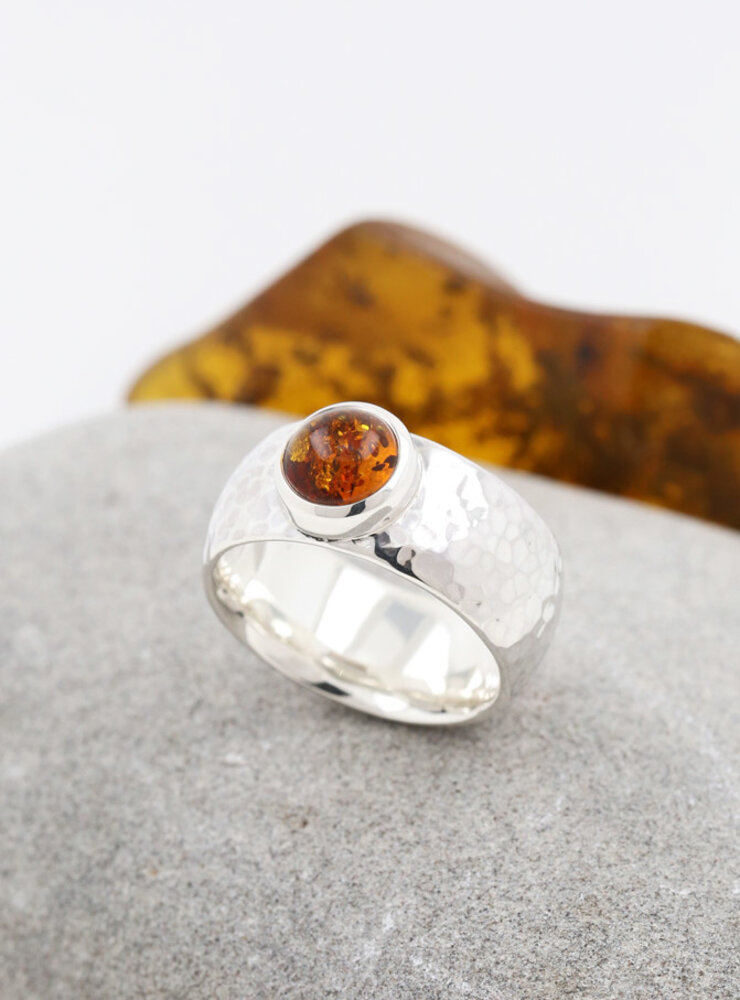 King Arthur: handgemachter Ring aus 925er Silber und Bernstein Cabochon King Arthur: handgemachter Ring aus 925er Silber und Bernstein Cabochon