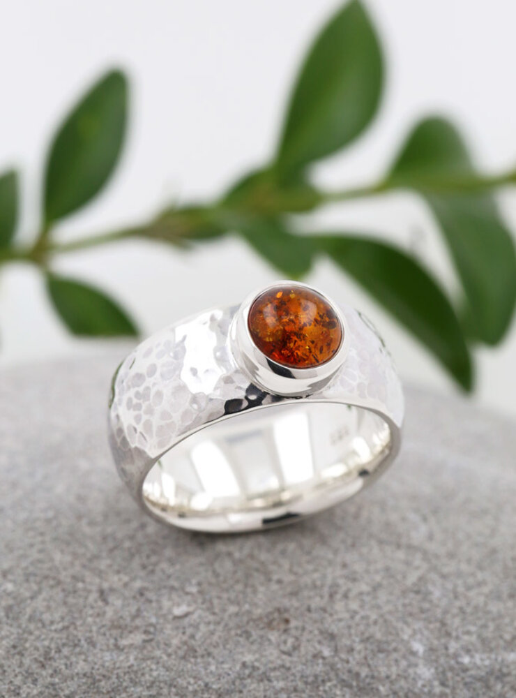 King Arthur: handgemachter Ring aus 925er Silber und Bernstein Cabochon King Arthur: handgemachter Ring aus 925er Silber und Bernstein Cabochon