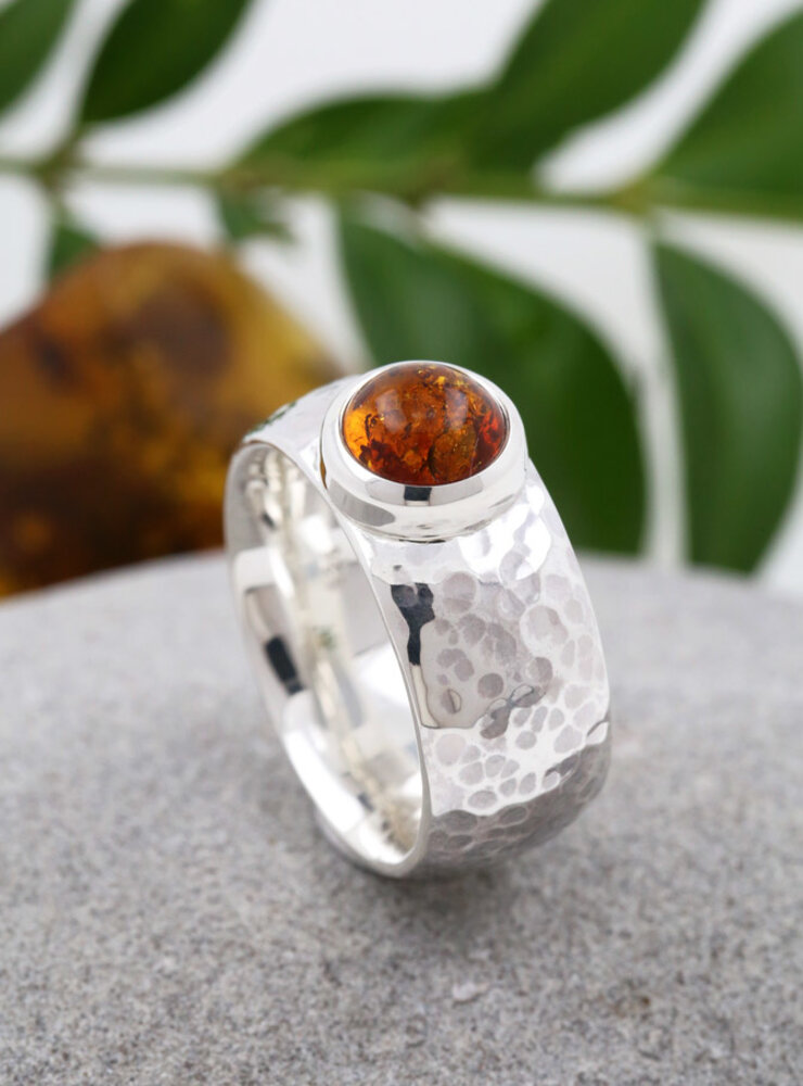 King Arthur: handgemachter Ring aus 925er Silber und Bernstein Cabochon King Arthur: handgemachter Ring aus 925er Silber und Bernstein Cabochon