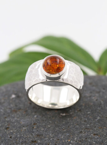 King Arthur: handgemachter Ring aus 925er Silber und Bernstein Cabochon King Arthur: handgemachter Ring aus 925er Silber und Bernstein Cabochon