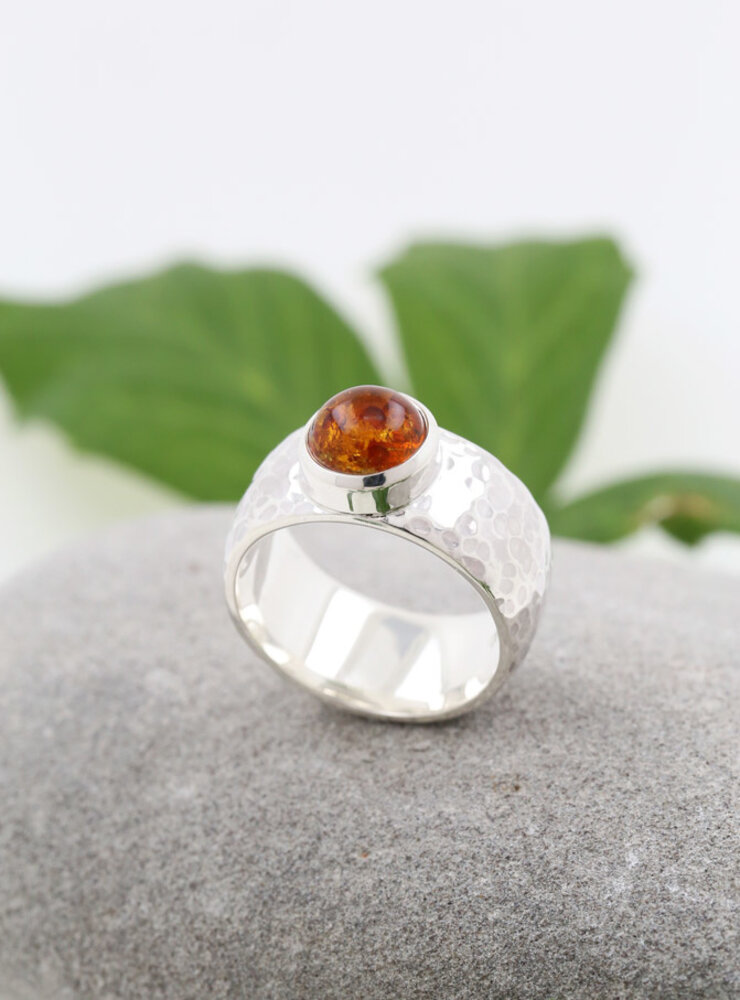 King Arthur: handgemachter Ring aus 925er Silber und Bernstein Cabochon King Arthur: handgemachter Ring aus 925er Silber und Bernstein Cabochon