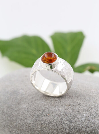 King Arthur: handgemachter Ring aus 925er Silber und Bernstein Cabochon King Arthur: handgemachter Ring aus 925er Silber und Bernstein Cabochon