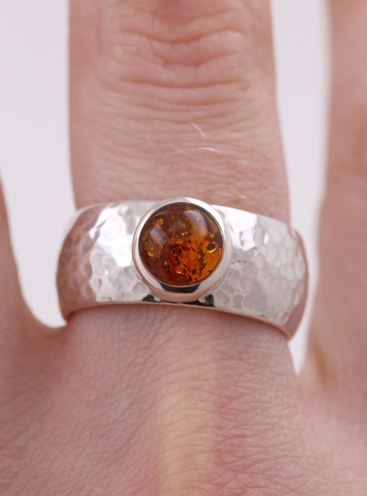 King Arthur: handgemachter Ring aus 925er Silber und Bernstein Cabochon King Arthur: handgemachter Ring aus 925er Silber und Bernstein Cabochon