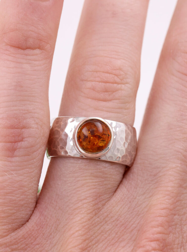 King Arthur: handgemachter Ring aus 925er Silber und Bernstein Cabochon King Arthur: handgemachter Ring aus 925er Silber und Bernstein Cabochon