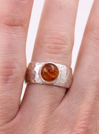 King Arthur: handgemachter Ring aus 925er Silber und Bernstein Cabochon King Arthur: handgemachter Ring aus 925er Silber und Bernstein Cabochon