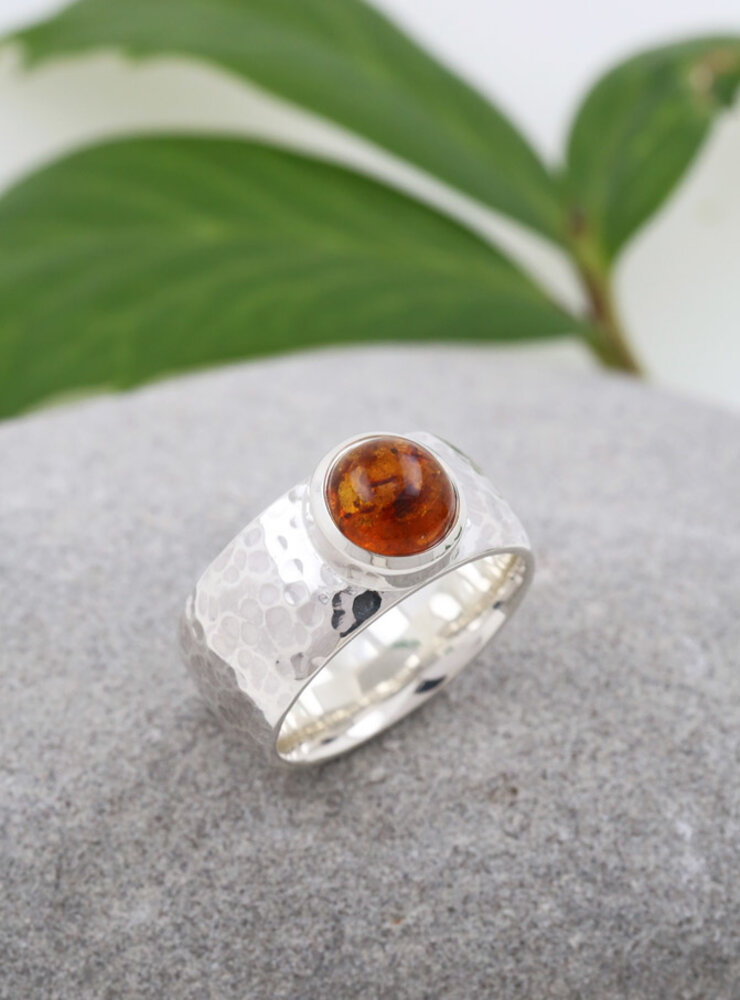 King Arthur: handgemachter Ring aus 925er Silber und Bernstein Cabochon King Arthur: handgemachter Ring aus 925er Silber und Bernstein Cabochon