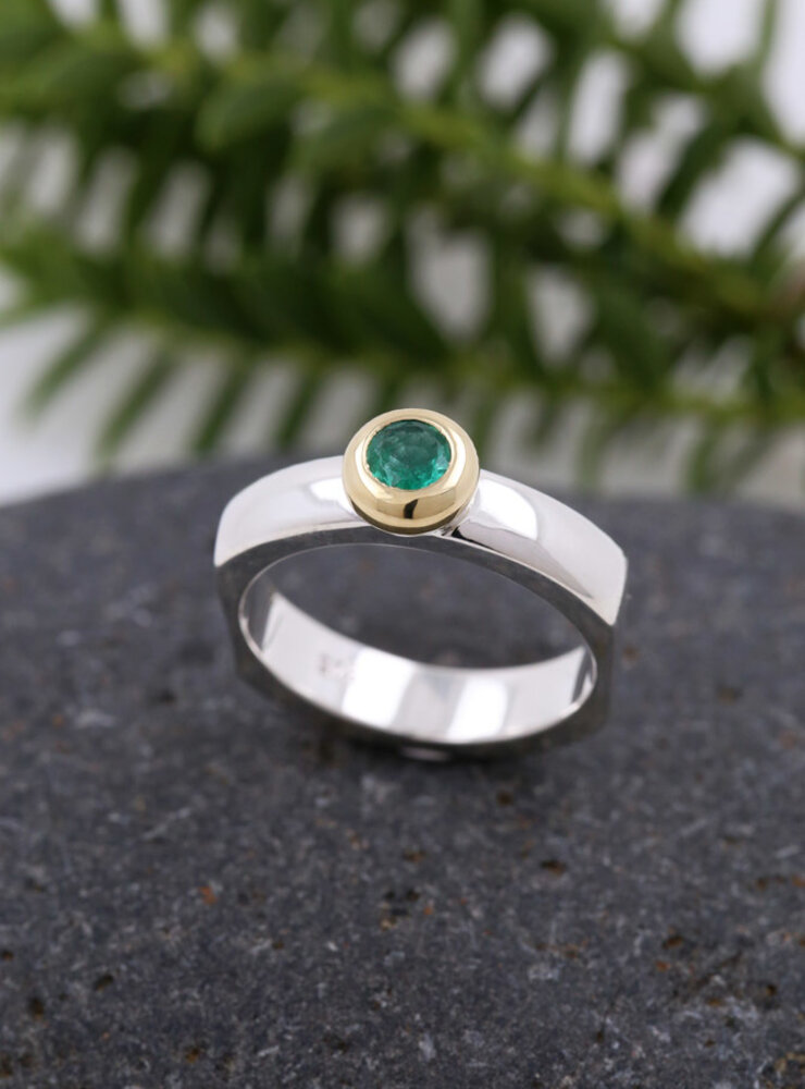 "Modern Times": Ring aus 925er Silber, 750er Gold und Smaragd 0,28 ct. "Modern Times": Ring aus 925er Silber, 750er Gold und Smaragd 0,28 ct.