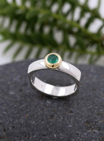 "Modern Times": Ring aus 925er Silber, 750er Gold und Smaragd 0,28 ct. "Modern Times": Ring aus 925er Silber, 750er Gold und Smaragd 0,28 ct.
