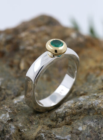 "Modern Times": Ring aus 925er Silber, 750er Gold und Smaragd 0,28 ct. "Modern Times": Ring aus 925er Silber, 750er Gold und Smaragd 0,28 ct.