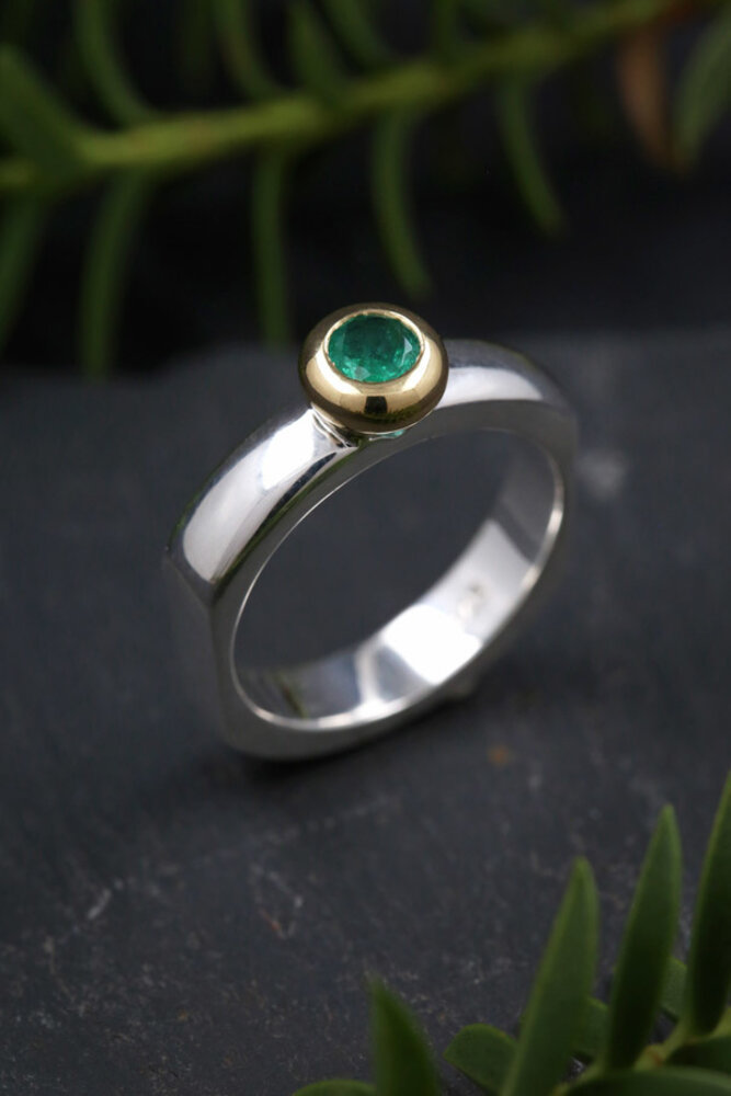 "Modern Times": Ring aus 925er Silber, 750er Gold und Smaragd 0,28 ct. "Modern Times": Ring aus 925er Silber, 750er Gold und Smaragd 0,28 ct.