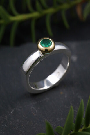 "Modern Times": Ring aus 925er Silber, 750er Gold und Smaragd 0,28 ct. "Modern Times": Ring aus 925er Silber, 750er Gold und Smaragd 0,28 ct.