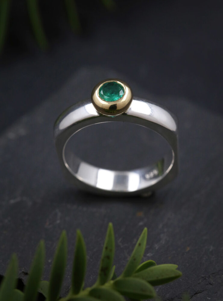 "Modern Times": Ring aus 925er Silber, 750er Gold und Smaragd 0,28 ct. "Modern Times": Ring aus 925er Silber, 750er Gold und Smaragd 0,28 ct.
