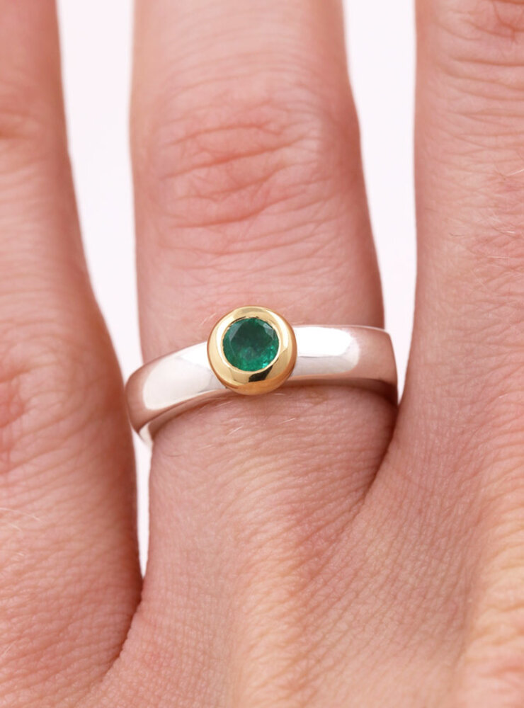 "Modern Times": Ring aus 925er Silber, 750er Gold und Smaragd 0,28 ct. "Modern Times": Ring aus 925er Silber, 750er Gold und Smaragd 0,28 ct.