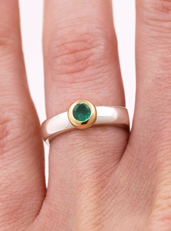 "Modern Times": Ring aus 925er Silber, 750er Gold und Smaragd 0,28 ct. "Modern Times": Ring aus 925er Silber, 750er Gold und Smaragd 0,28 ct.