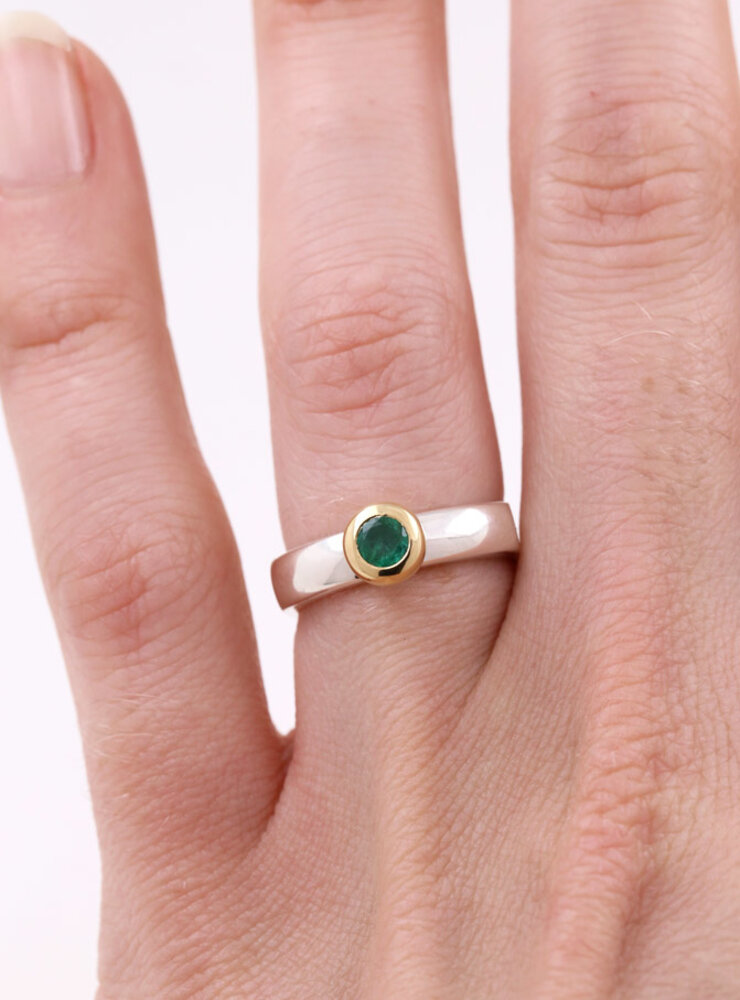 "Modern Times": Ring aus 925er Silber, 750er Gold und Smaragd 0,28 ct. "Modern Times": Ring aus 925er Silber, 750er Gold und Smaragd 0,28 ct.