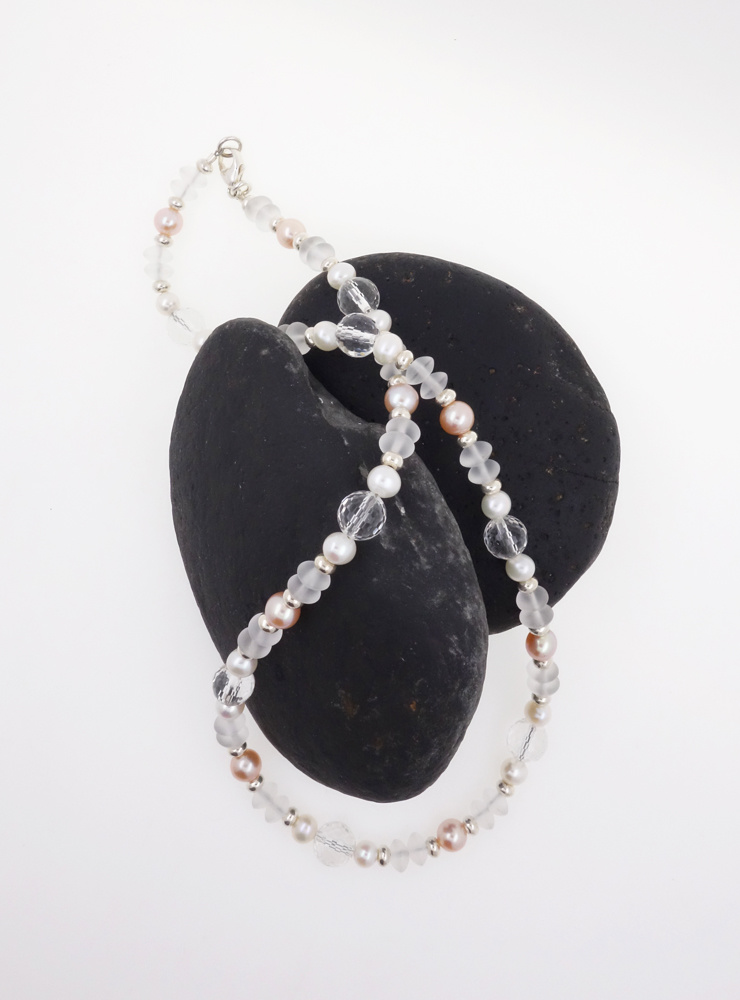 Halskette aus Bergkristall, Süßwasserperle und Silber