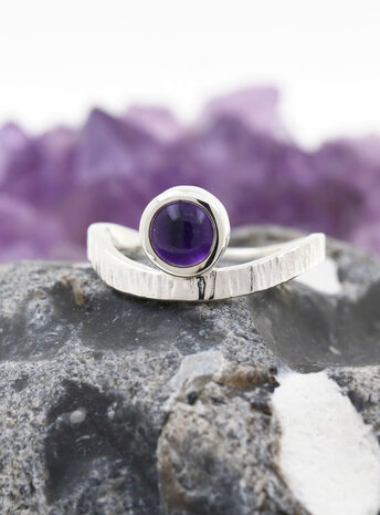Liane: Ring aus 925er Silber und Amethyst Liane: Ring aus 925er Silber und Amethyst