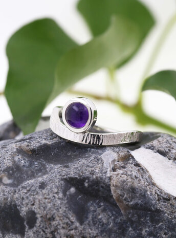 Liane: Ring aus 925er Silber und Amethyst Liane: Ring aus 925er Silber und Amethyst