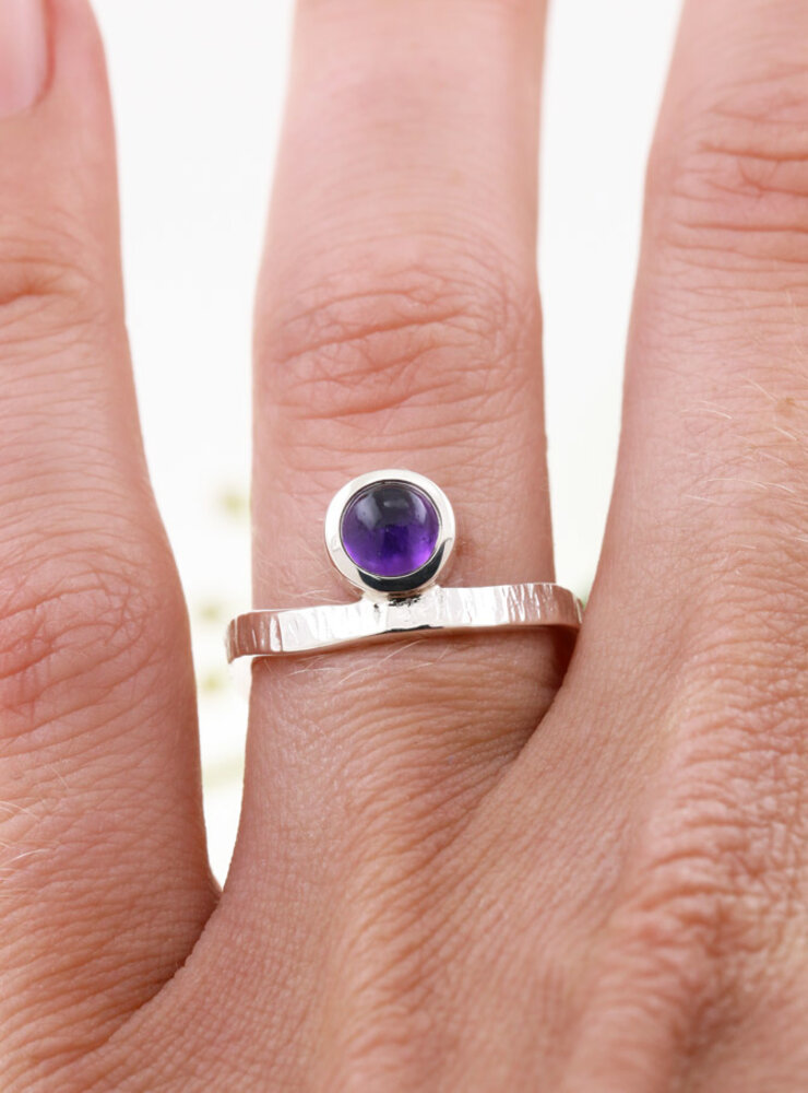 Liane: Ring aus 925er Silber und Amethyst Liane: Ring aus 925er Silber und Amethyst