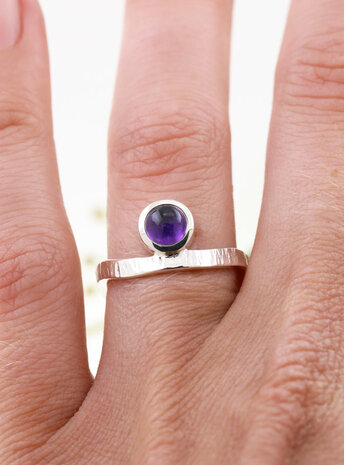 Liane: Ring aus 925er Silber und Amethyst Liane: Ring aus 925er Silber und Amethyst