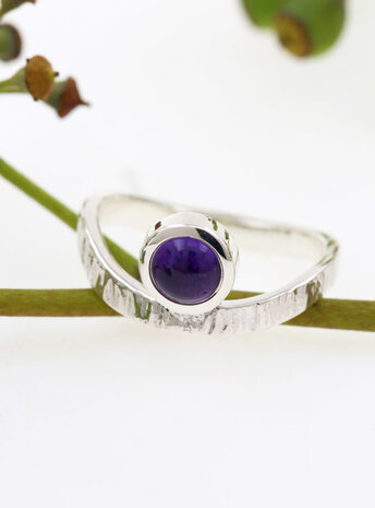 Liane: Ring aus 925er Silber und Amethyst Liane: Ring aus 925er Silber und Amethyst