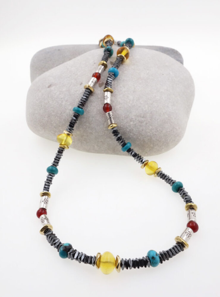 Halskette aus Hämatit, Bernstein, Türkis, Carneol, Silber und Messing