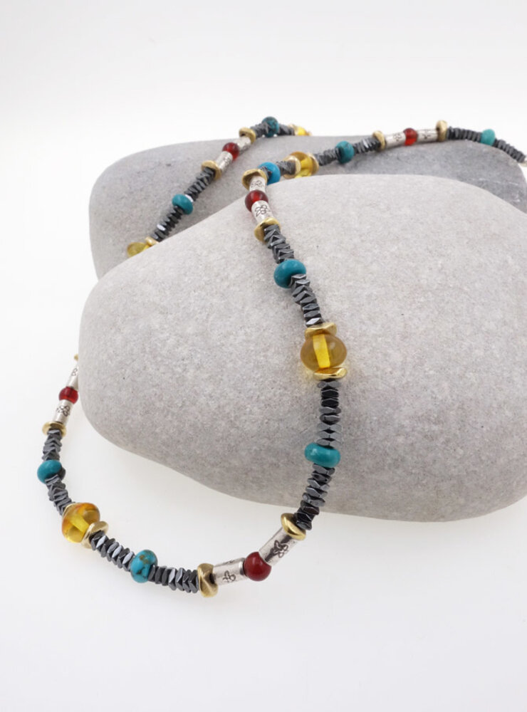 Halskette aus Hämatit, Bernstein, Türkis, Carneol, Silber und Messing