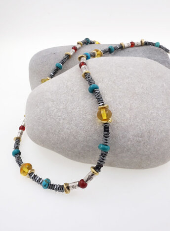 Halskette aus Hämatit, Bernstein, Türkis, Carneol, Silber und Messing